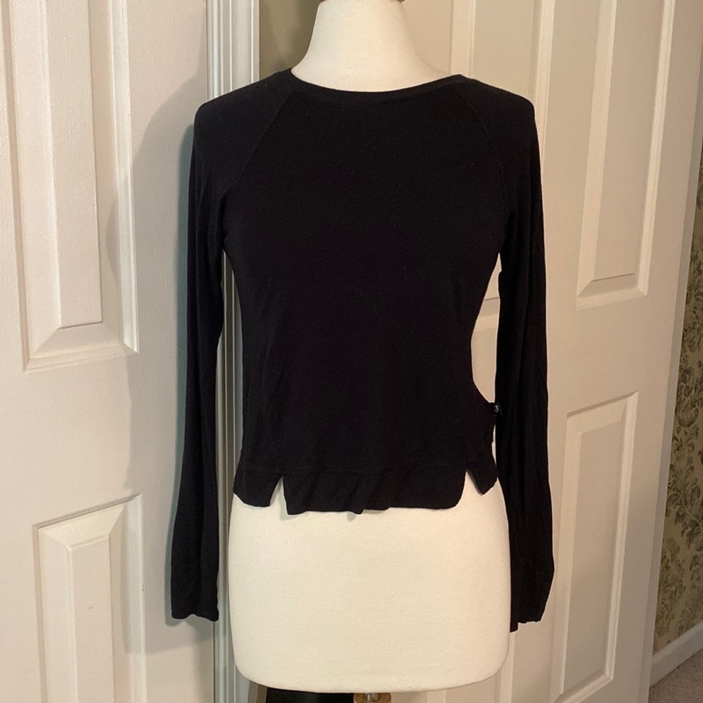 Terez Black Long Sleeved w/ Thumbholes Shirt Size Medium in EUC